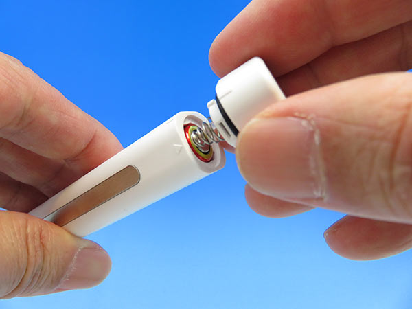 イオンパ ホームの中の古くなった電池を取り出す